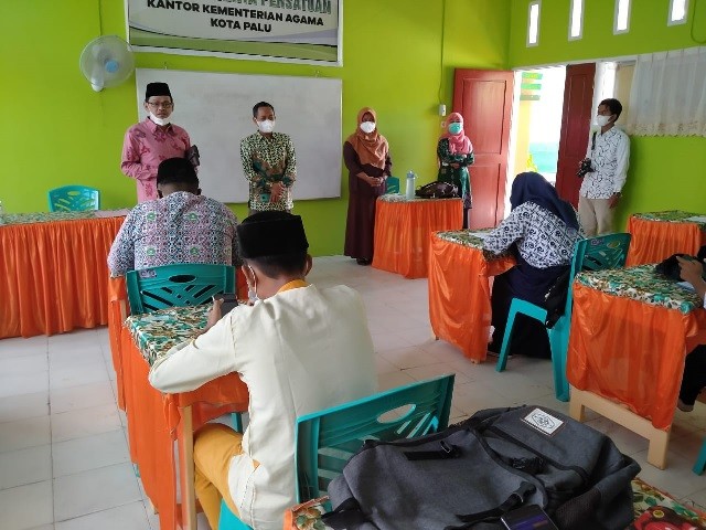 Kakankemenag Kota Palu Pantau Pelaksanaan UM Hari Ketiga Di MTsN 2 Kota Palu