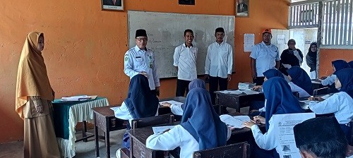Kamad MTs Negeri 1 Tolitoli Monitoring Pelaksanaan PAS /PAT pada Tiga Madrasah Binaan