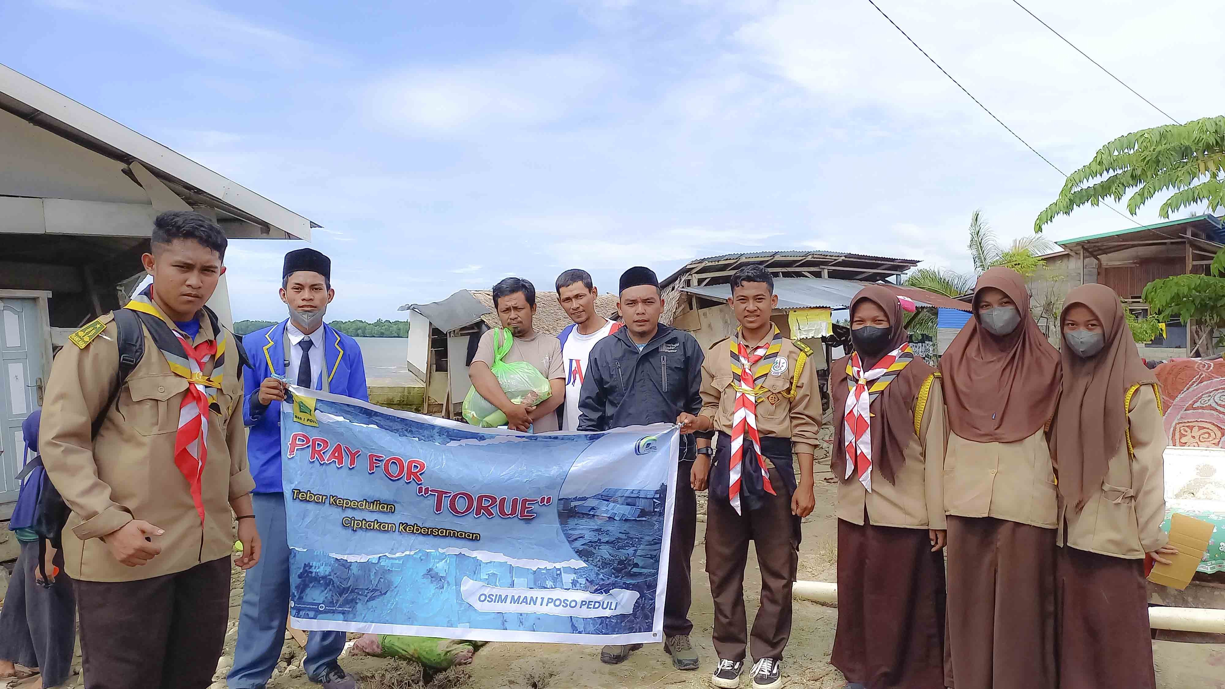 Peduli Torue, MAN 1 Poso Salurkan Bantuan Di Lokasi Bencana