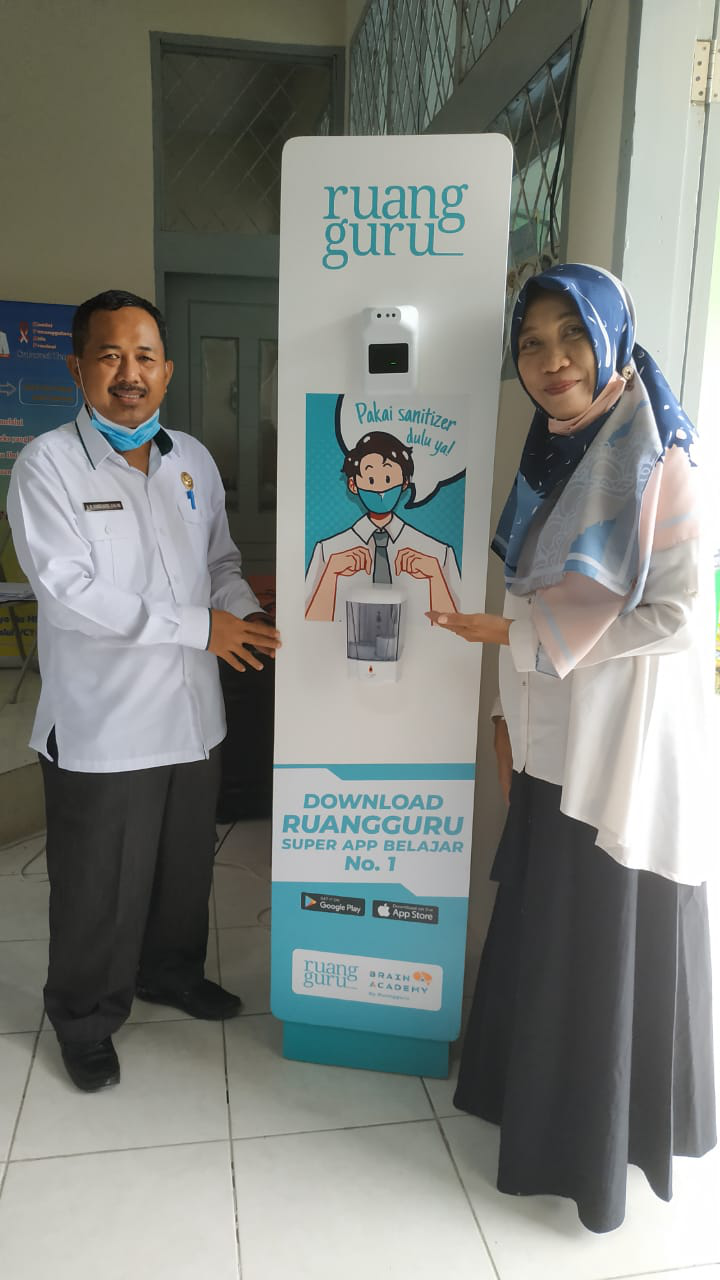 Jalin Kerjasama, MAN 2 Kota Palu Terima Fasilitas Standing Thermo dari Ruang Guru