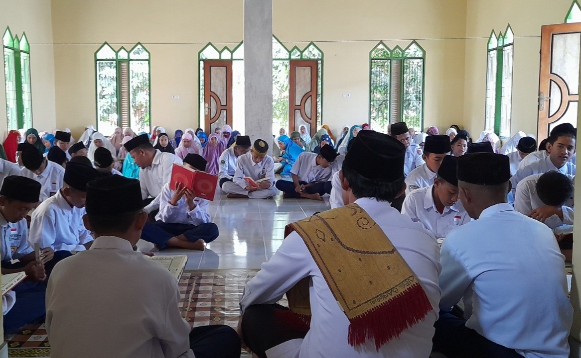 MTsN 2 Banggai Laut Berikan Santunan Pada Siswa-Siswi Yatim Piatu