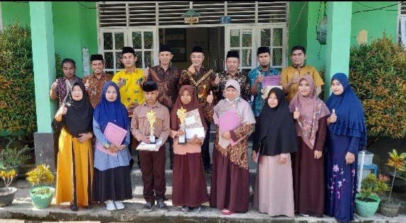 MTsN 2 Banggai Laut Serahkan Piala Piagam Penghargaan Pada Siswa-Siswi Juara KSM Kabupaten