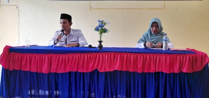Kepala MTsN 2 Banggai Laut Serahkan SK Tenaga Pendidik dan Kependidikan