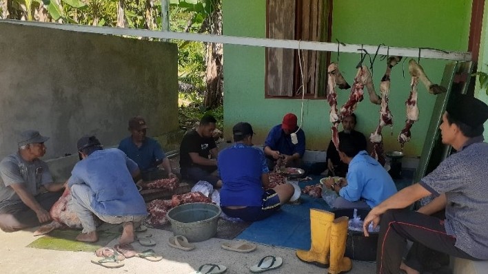 MTsN 2 Banggai Laut Membagikan Daging Kurban kepada Kaum Duafa
