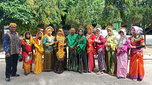 Guru dan ASN MAN 2 Kota Palu Hadiri Upacara HAB 77 Dengan Kostum Adat Nusantara 