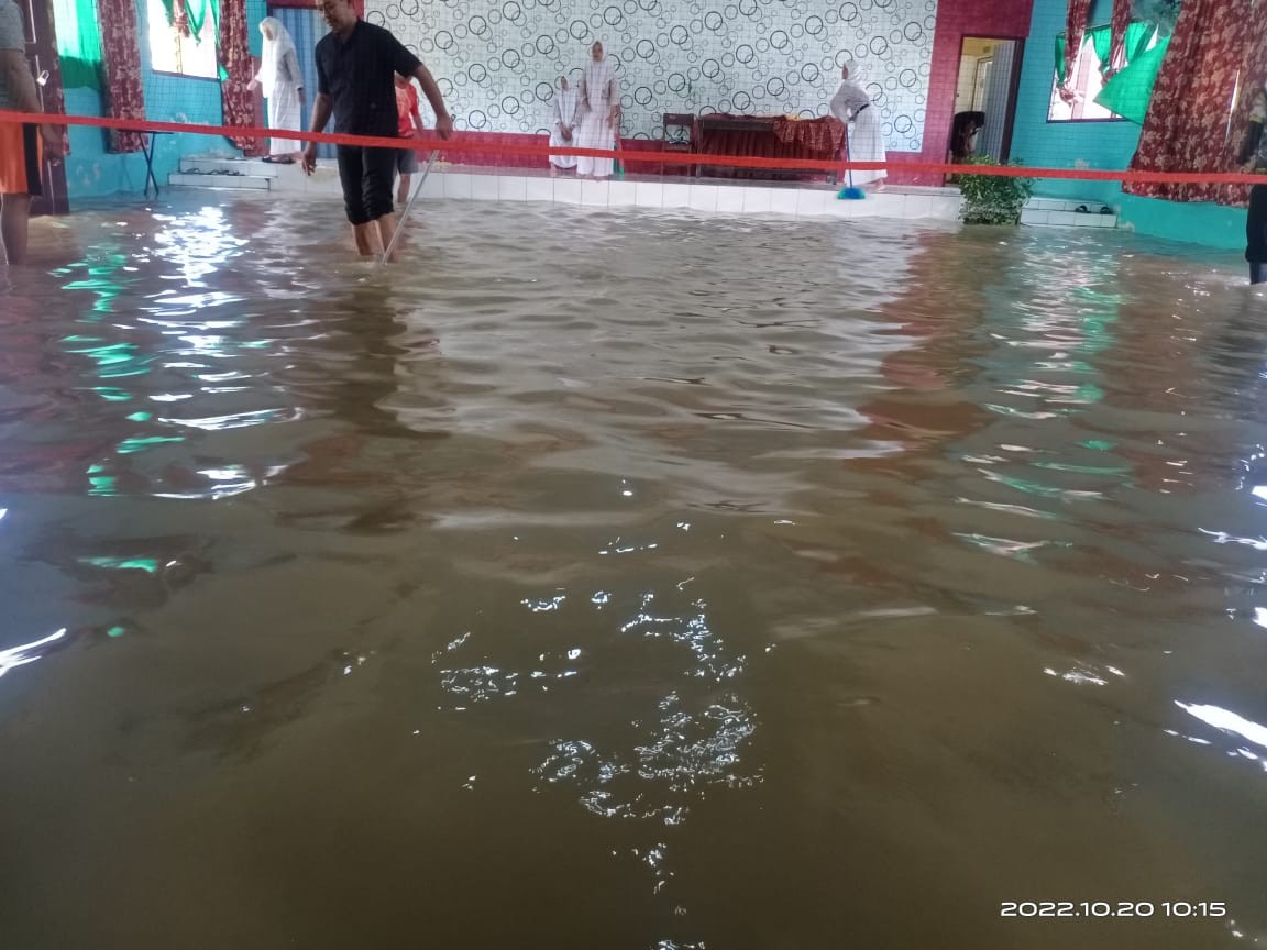 Pasca  Banjir Guru Dan Siswa Gotong Royong Bersihkan Lumpur