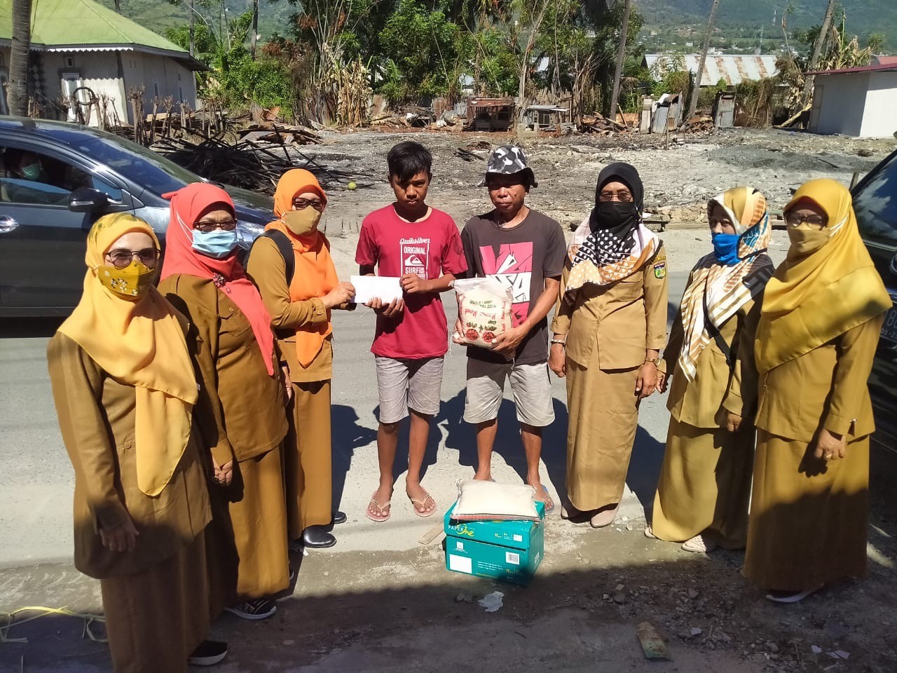 Para Guru MTsN 2 Kota Palu Serahkan Bantuan bagi Siswa Korban Kebakaran  