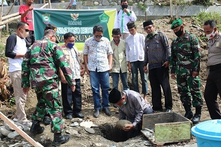 Kakankemenag Poso Letakkan Batu Pertama Program Bedah Rumah