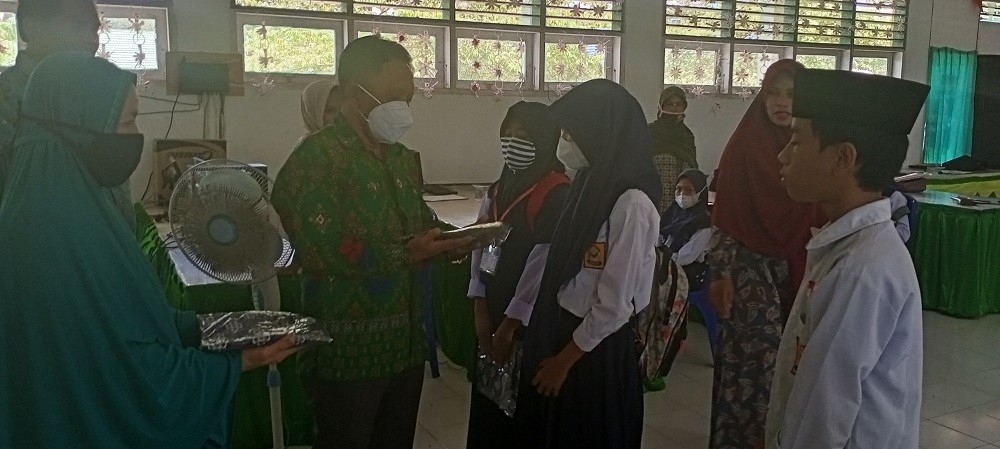 Kepala Madrasah Salmin Yahyar Berikan Reward Peserta Yang Lulus Seleksi KSM Tahap Dua 