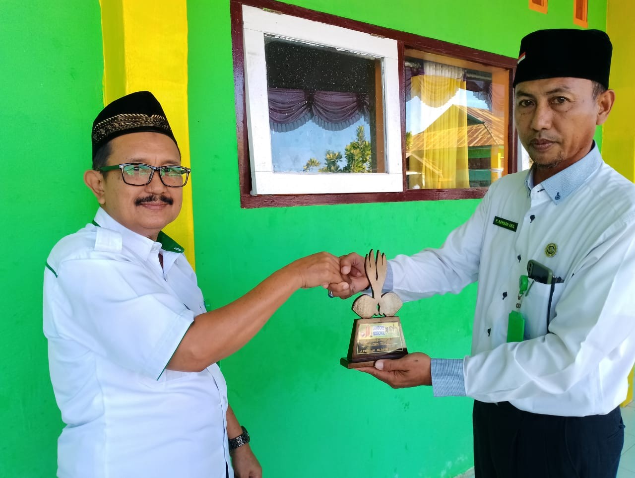 Pramuka Dari Gudep Sultan Hasanudin Pangkalan MAN Tolitoli Menerima Cendera Mata Pada Jambore Nasional