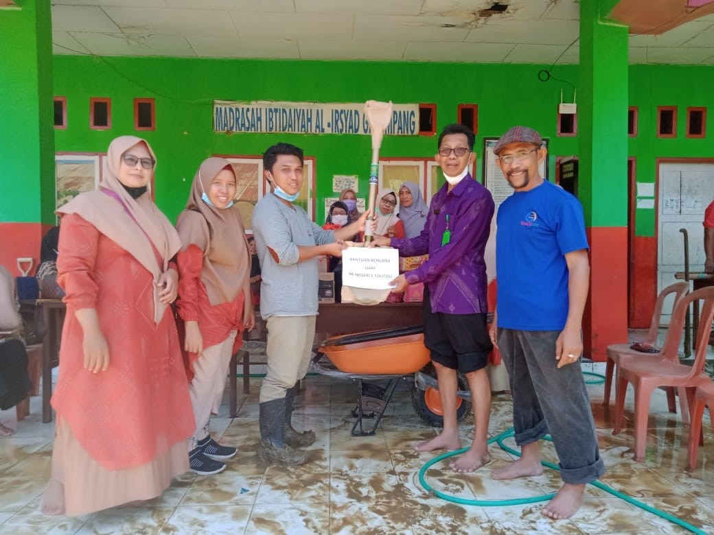 Kepala MIN 1 Tolitoli Kunjungi Anggota KKM Sekaligus Salurkan Bantuan Terhadap Korban Banjir