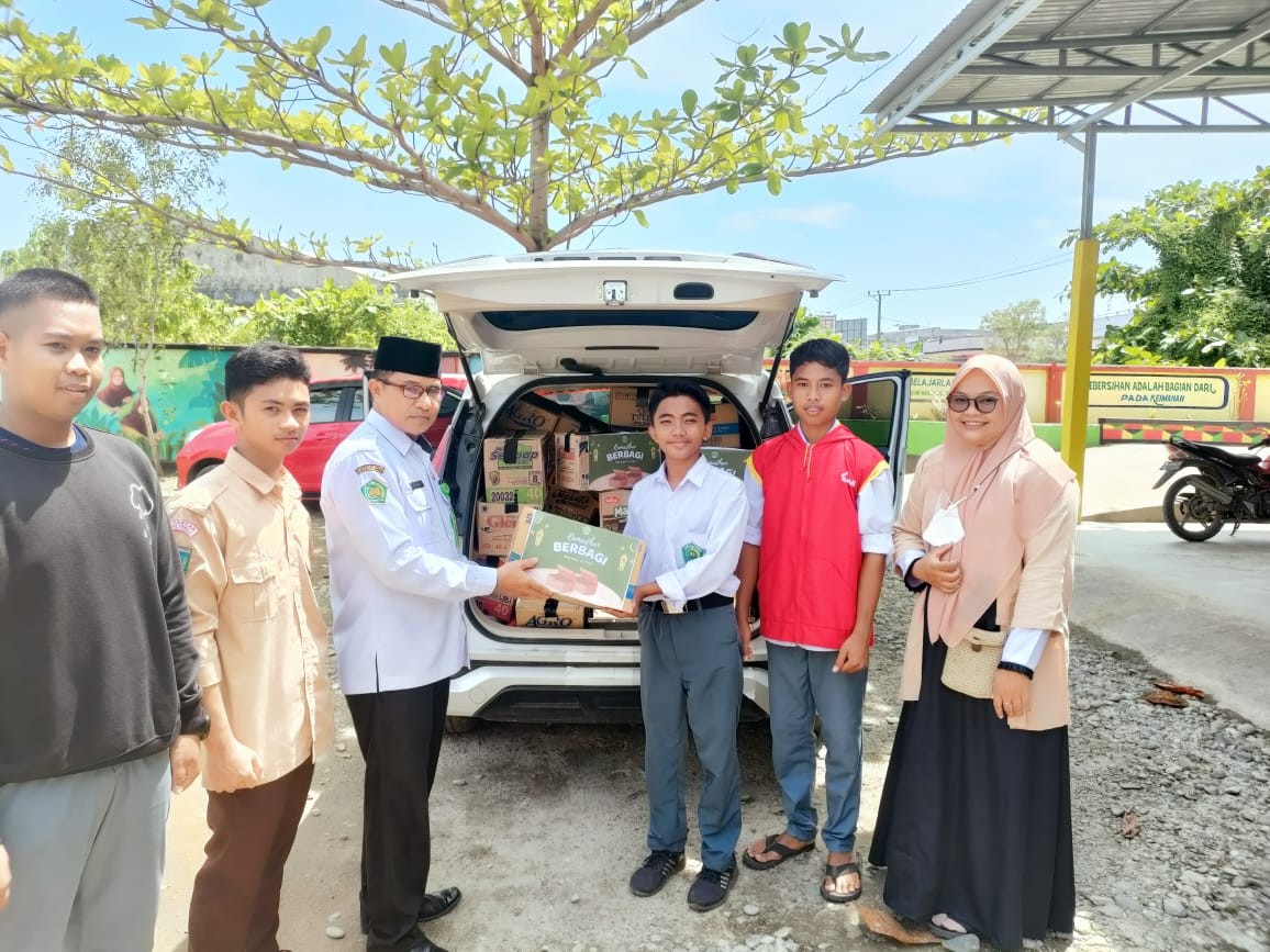 Bulan Ramadhan, Osis Man Tolitoli Salurkan Bantuan Pada Kaum Dhuafa 