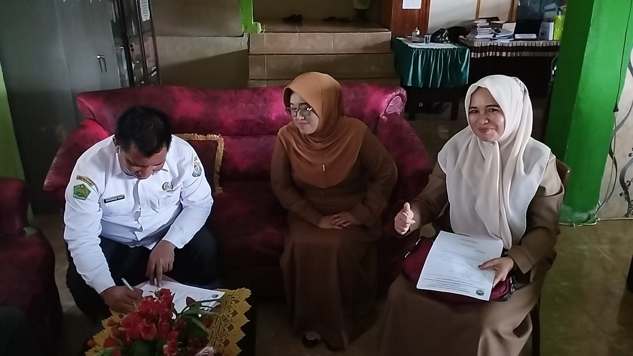 Dua Siswa MAN Tolitoli Dapat Paket Bantuan 