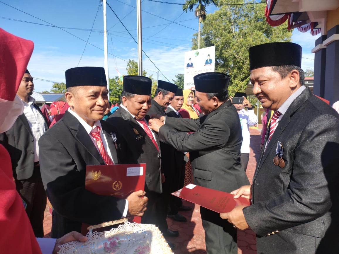 Kepala MAN Tolitoli Terima Satya Lencana 10 Tahun