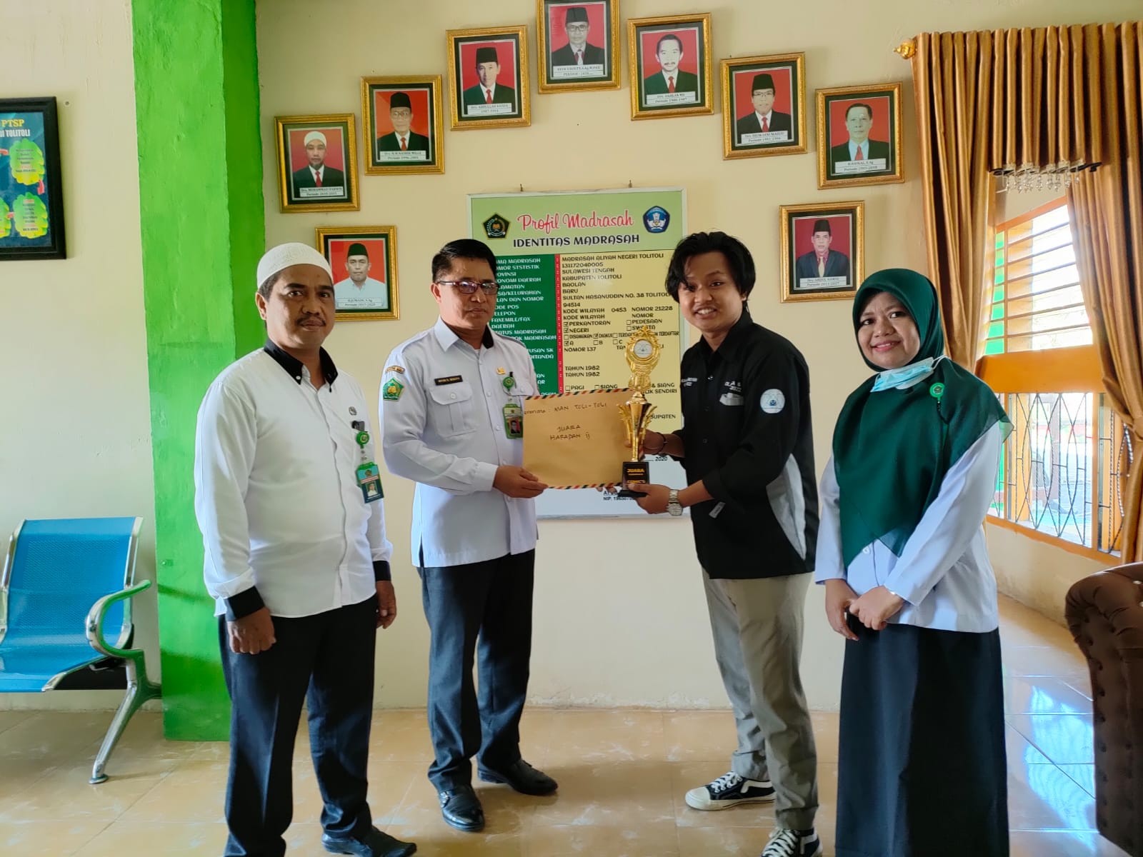 Serah terima Piagam dan piala dari Universitas Tadulako palu