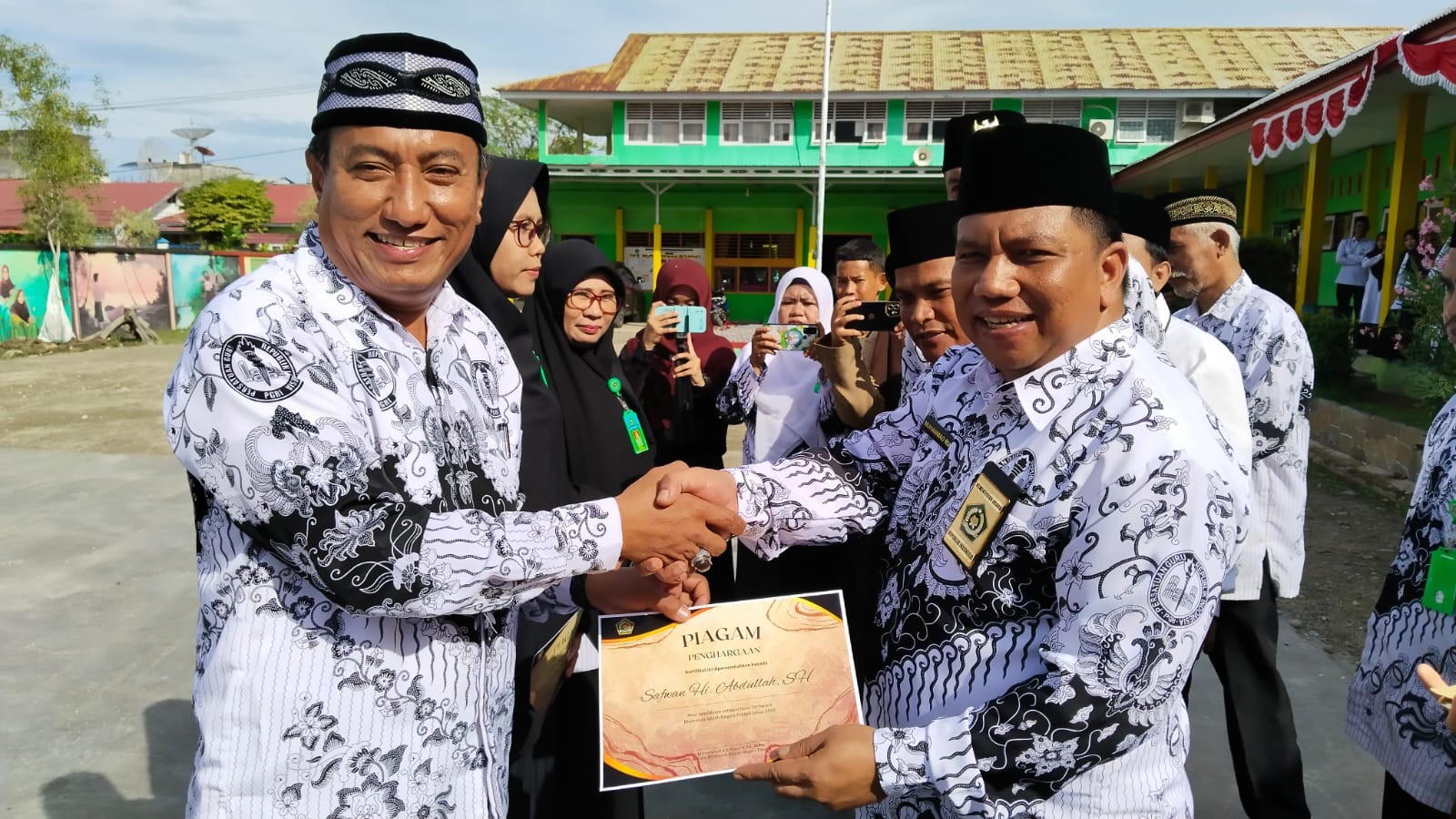 Hari Guru Nasional, Kepala MAN Tolitoli Berikan Rewards Kepada Tiga Guru