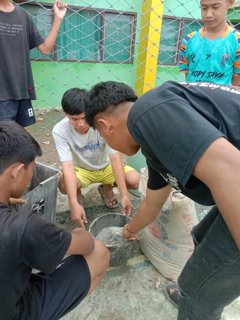 Wakamad Sapras MAN Tolitoli  bersama Guru, Siswa Gotong Royong Perbaiki Lapangan Futsal dan Membersihkan Lingkungan Madrasah