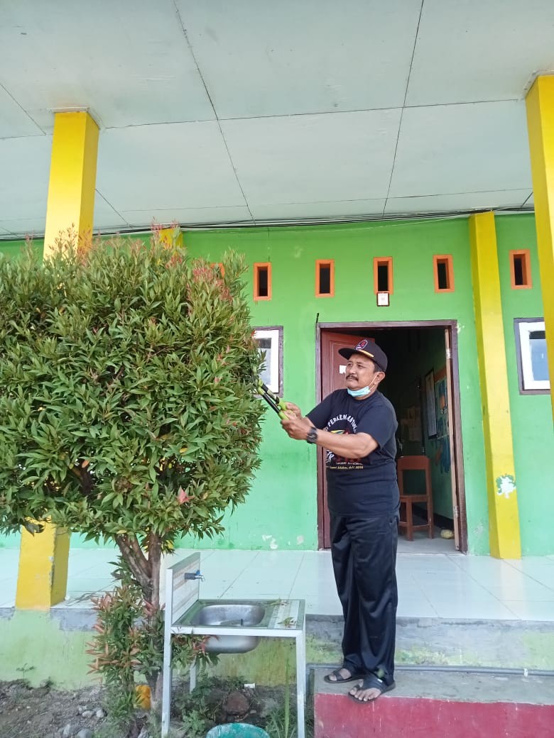 Keluarga Besar MAN Tolitoli Kerja Bakti Menyambut Pembukaan Porseni HAB Kemenag ke 77