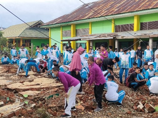 Wakamad : Wujudkan Jumat Sehat dan Bersih di Lingkungan MAN Tolitoli