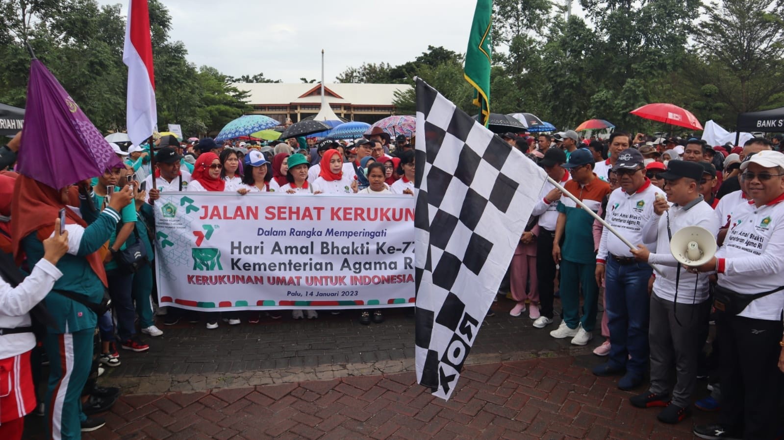 Ribuan Orang Ikuti Jalan Sehat Kerukunan Kemenag Sulteng