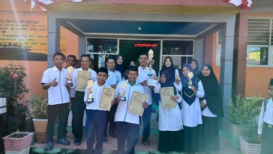 Kepala MTs N 1 Tolitoli Apresiasi Siswa Atas Prestasi Juara  Lomba Pada HUT ke 77 RI 