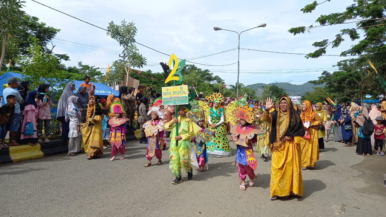 Semarakkan HUTDA Kab. Buol Ke-23, MIN Buol Menampilkan Kostum Terbaiknya Dalam Karnaval