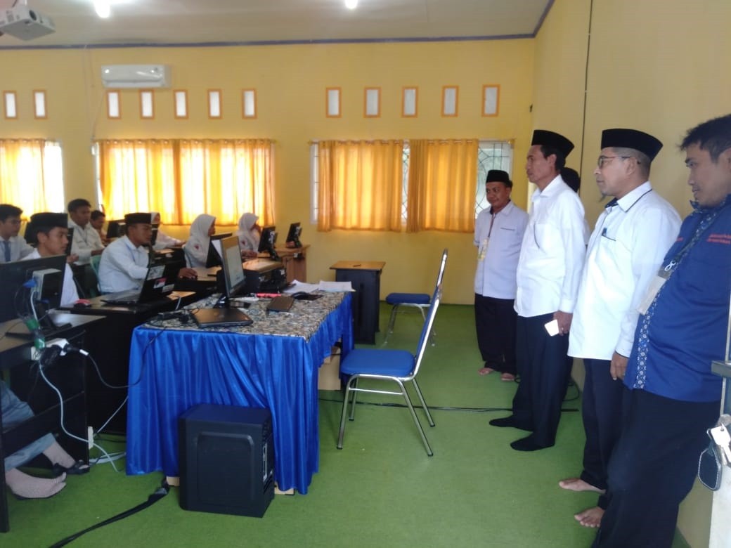 KAKANKEMENAG PANTAU UAMBN-BK DI MAN 1 PARIGI 