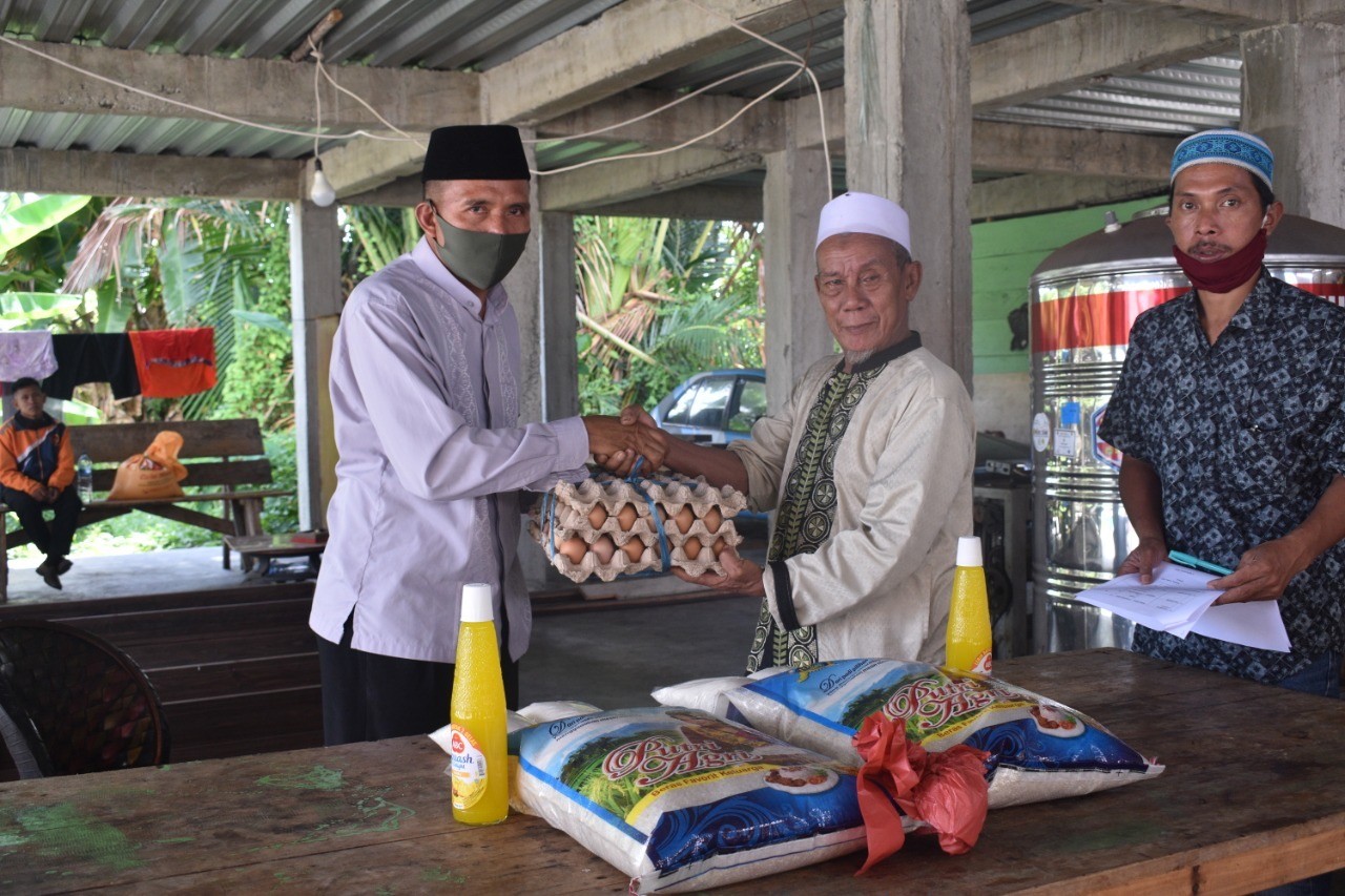 Kemenag Touna Serahkan Tiga Puluh Paket Sembako