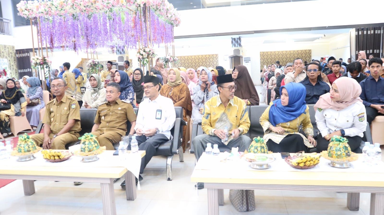 Kakankemenag Bersama Wali Kota Palu Beri Apresiasi 160 Siswa Wisuda Tahfiz Quran MTs Negeri 3 Kota Palu 