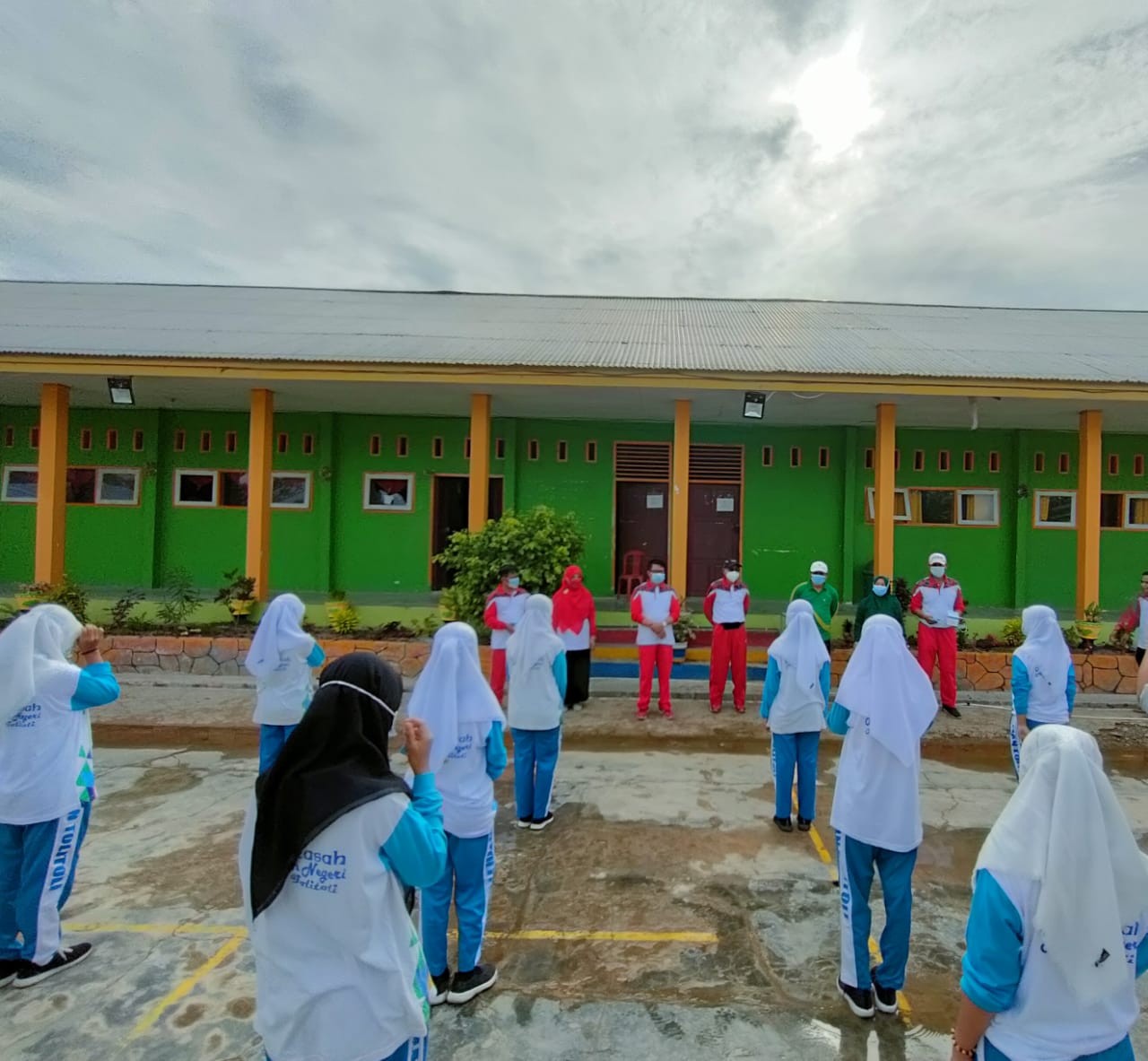 Program Madrasah, Kepala MAN Tolitoli Membagikan Masker Kepada Siswa