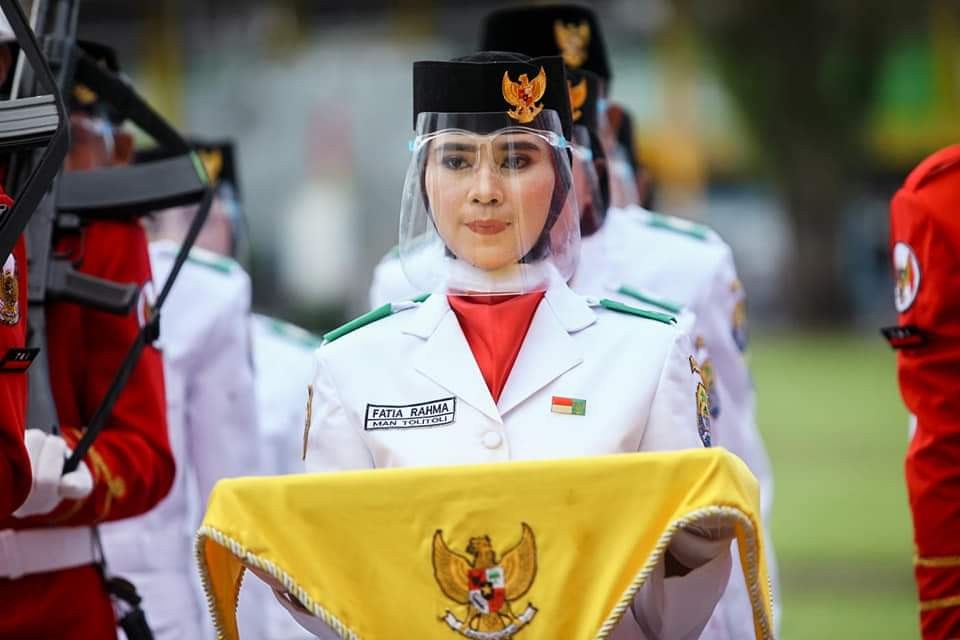 Siswi MAN Tolitoli Pembawa Baki Pada Upacara Penurunan Bendera HUT RI Ke 76