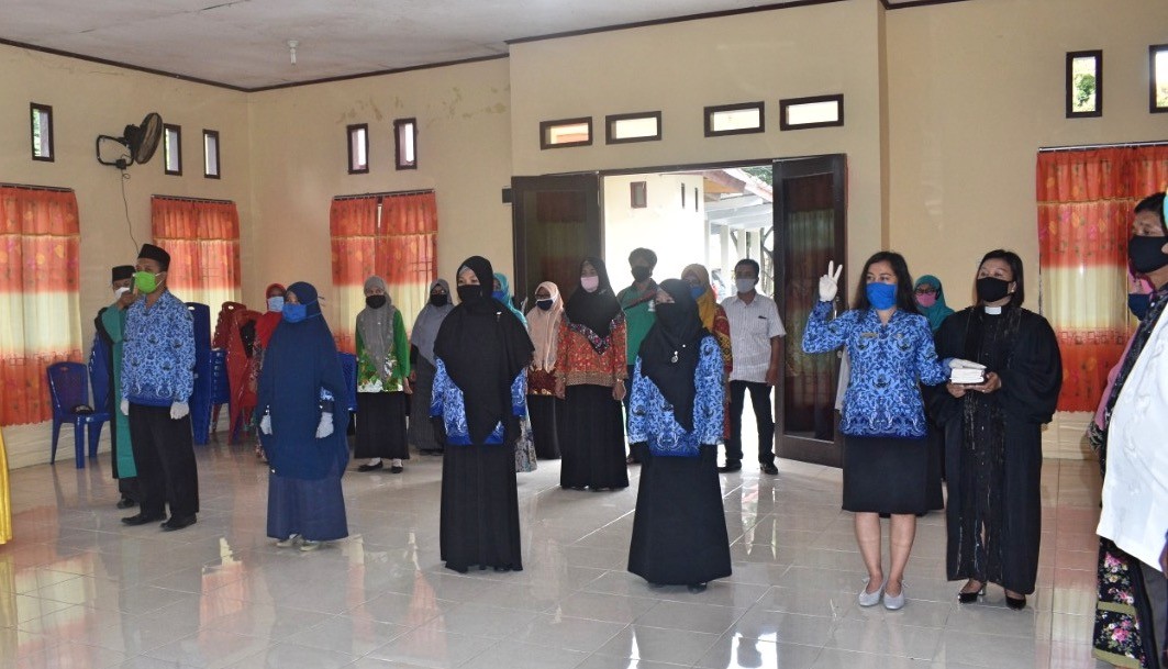 Kepala Kemenag Tojo Una Una Mengambil Sumpah Lima PNS 