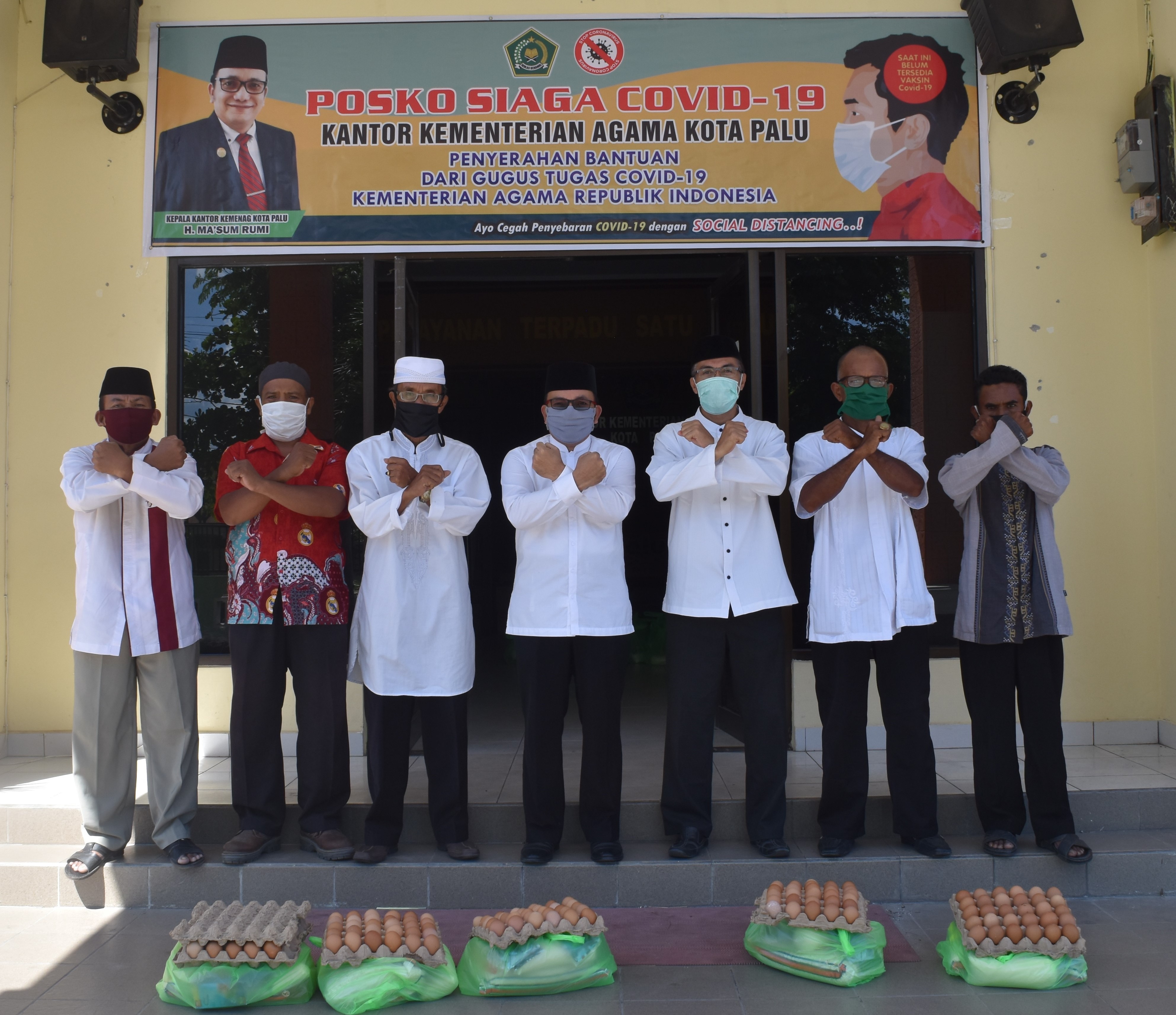 Kemenag Palu Serahkan Sembilan Puluh Paket Sembako
