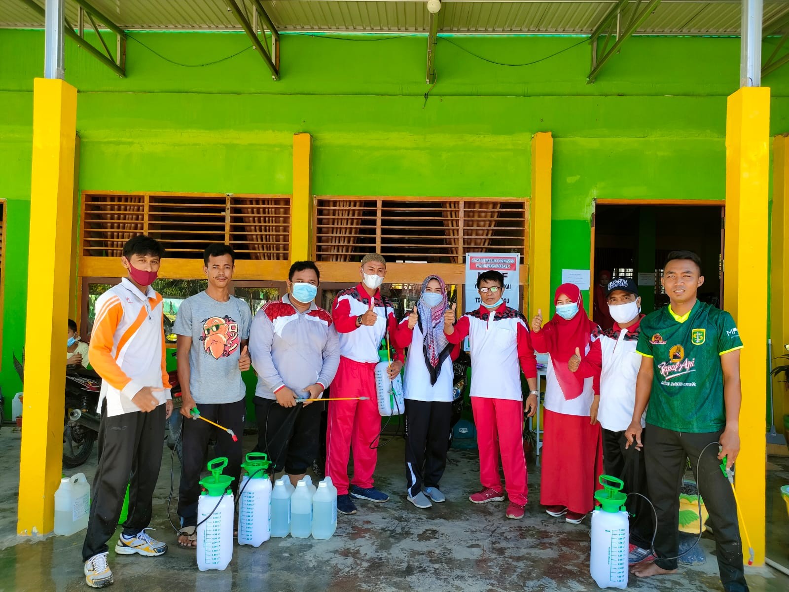 Ketua Tim Satgas MAN Tolitoli bersama Tim UKS Lakukan Penyemprotan Disinfektan