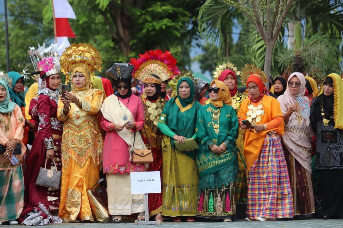 Unik, Peserta Upacara HAB ke-77 Kenakan Baju Adat Nusantara 