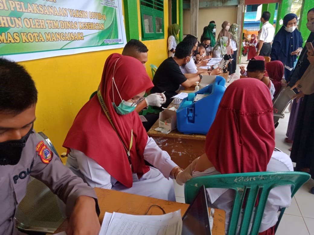 Pemberian Vaksin tahap pertama anak usia 6-11 tahun di MI Negeri 1 Tolitoli.