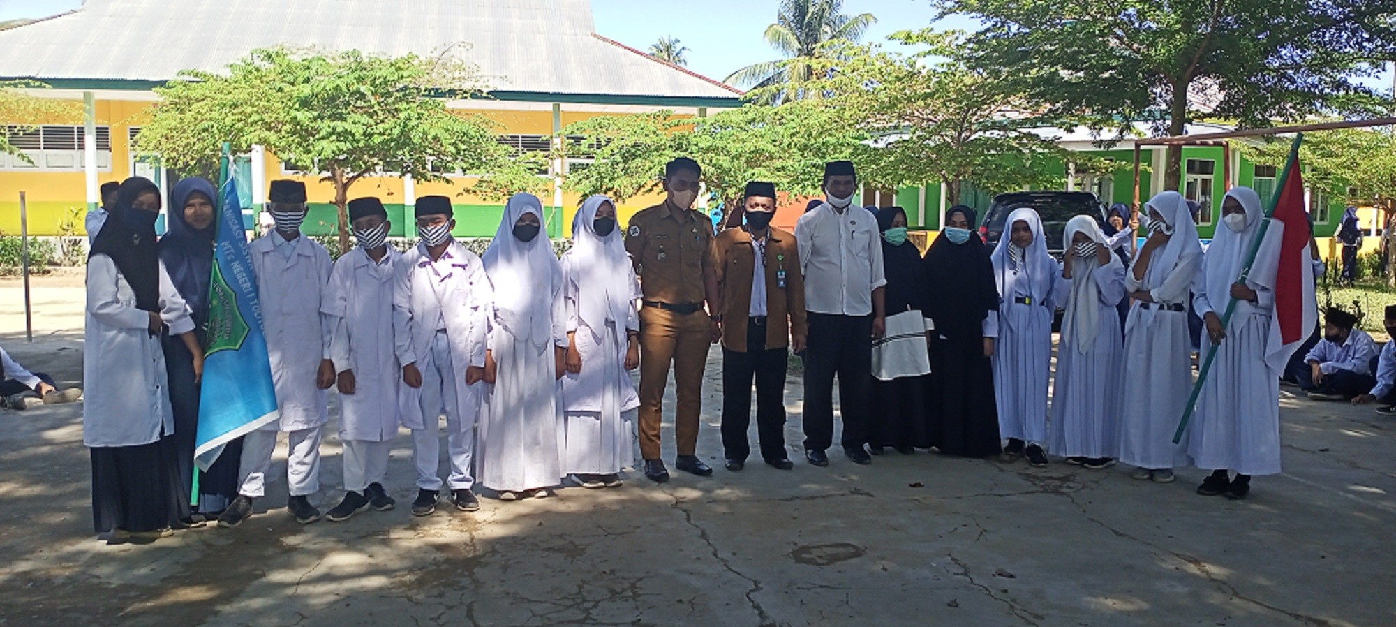 Kamad MTs N 1 Tolitoli dan Kepala UPT Puskesmas Dondo Melantik Pengurus Osim dan Dokcil terpilih