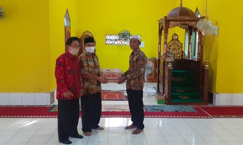 Gugus Tugas Covid-19 Kemenag Donggala Serahkan Tiga puluh Paket Sembako