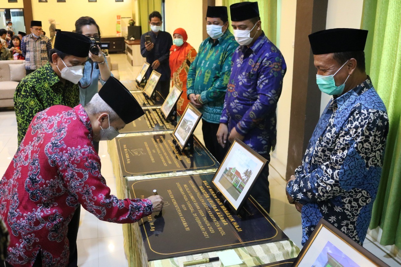 Sekjen Kemenag Tandatangani 12 Prasasti KUA di Sulteng