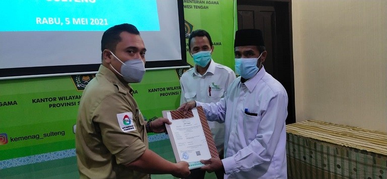 Plt. Kakanwil Kemenag Sulteng serahkan 35 Sertifikat Halal