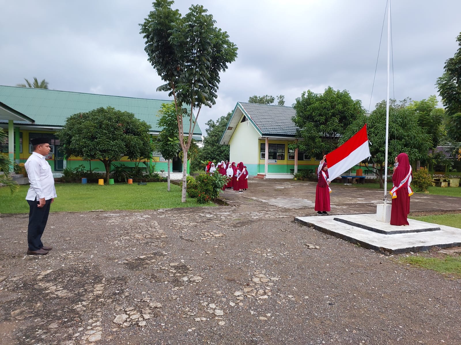 MIN Morowali Utara Melaksanakan Upacara Bendera Perdana Pada Tahun Ajaran Baru 2022/2023