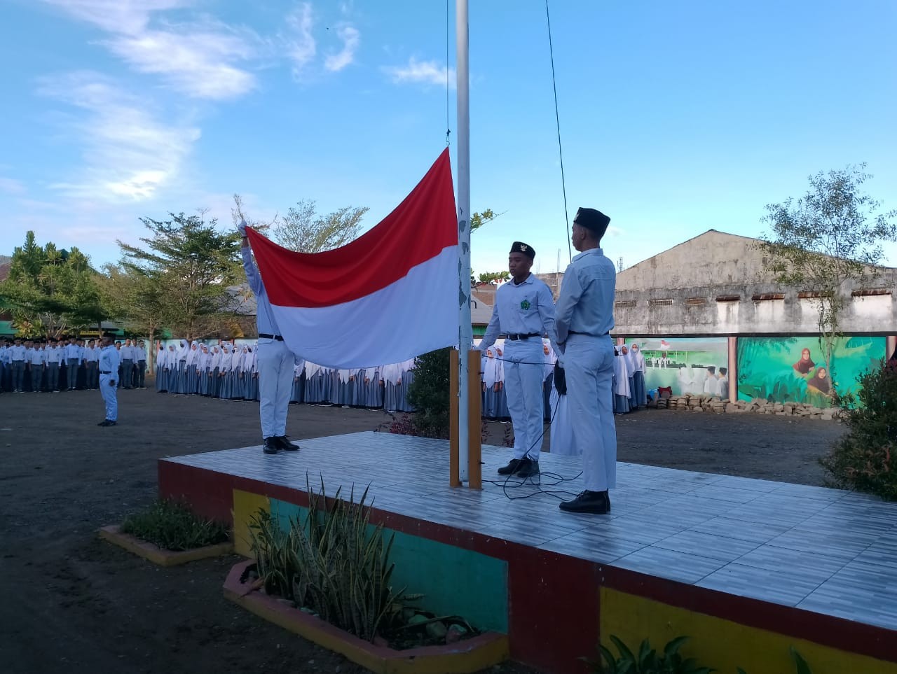 Pelaksanaan Upacara Pengibaran Bendera Perdana di Tahun Ajaran Baru 2022/2023 berjalan Lancar dan Penuh Hikmat